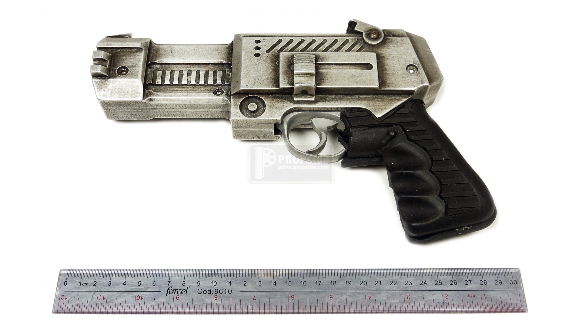 Hero Mercenary Pistol - The Chronicles of Riddick (2004) at PROPside.com